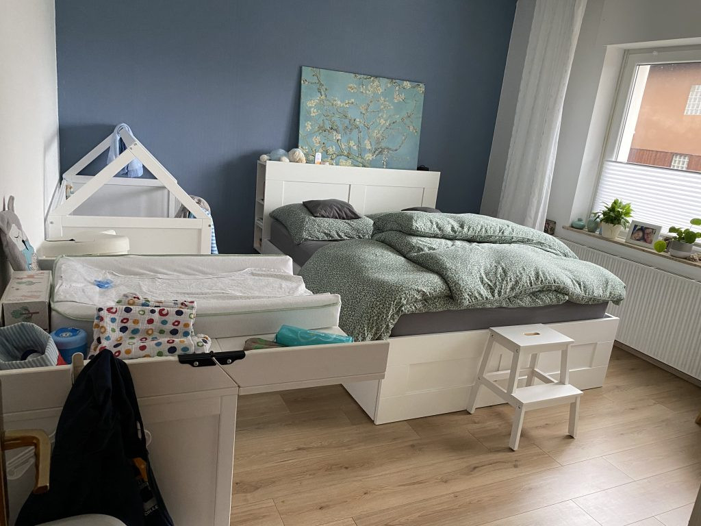 Ein)Blick In 32 Echte Familien-Schlafzimmer - Lächeln Und Winken for Schlafzimmer Mit Baby Einrichten