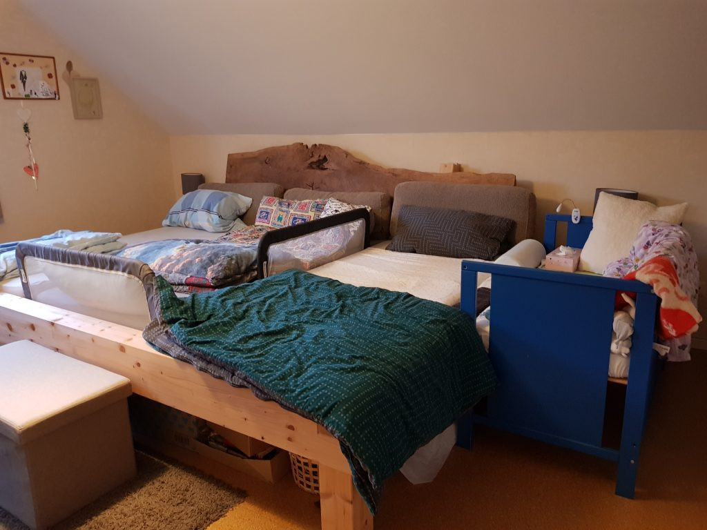 Ein)Blick In 32 Echte Familien-Schlafzimmer - Lächeln Und Winken with regard to Schlafzimmer Mit Baby Einrichten