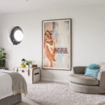 Großes Gerahmtes Poster Im Schlafzimmer … – Bild Kaufen – 13393199 Regarding Großes Bild Schlafzimmer